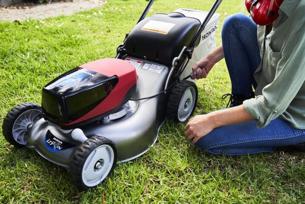 Whether you choose a self-propelled or push battery mower, you’ll receive the quality, performance and durability expected from Honda izyON battery lawnmowers. Image: Honda