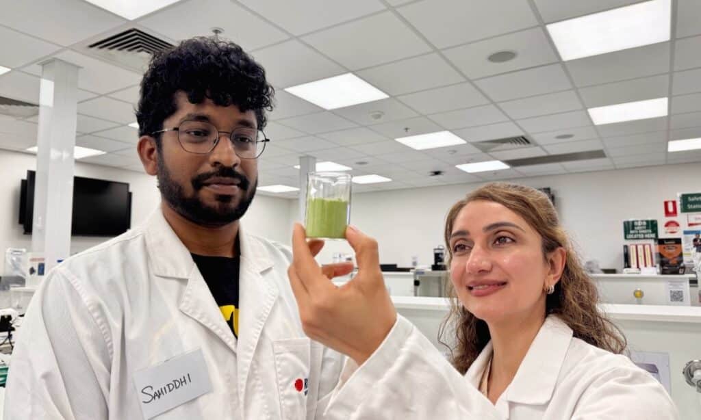Samiddhi Gunathilake and Dr Mahsa Majzoobi with a beaker of desert plant Saltbush powder. Image: RMIT