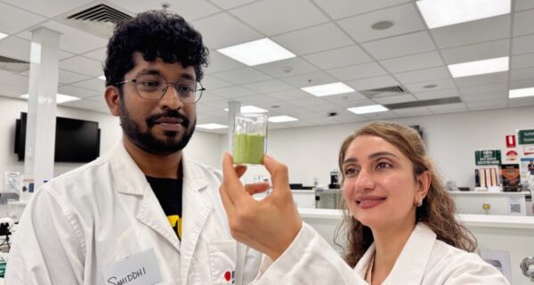 Samiddhi Gunathilake and Dr Mahsa Majzoobi with a beaker of desert plant Saltbush powder. Image: RMIT