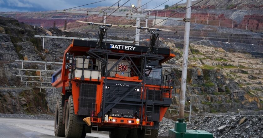 Hitachi CM's Full Battery Dump Truck running while charging. Image: Hitachi CM