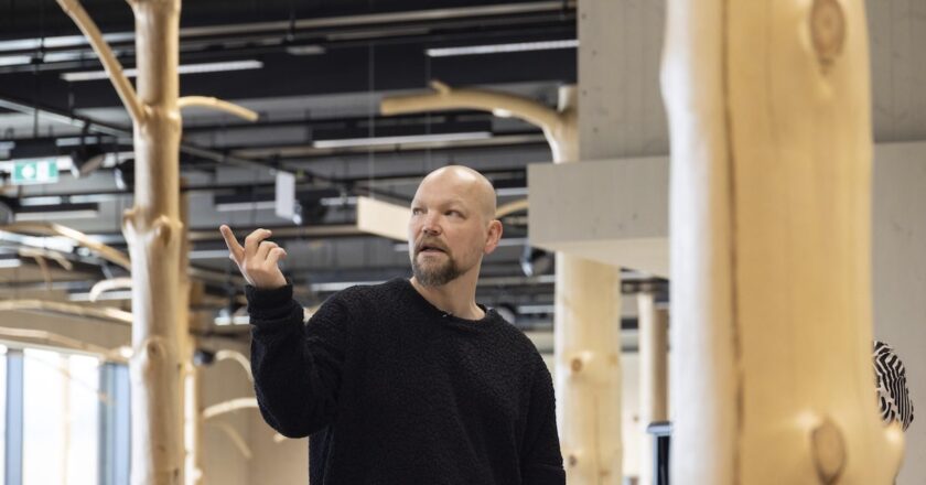 Jaakko Torvinen, Doctoral Researcher, Aalto University discussing misfit wood. Image: Alto University